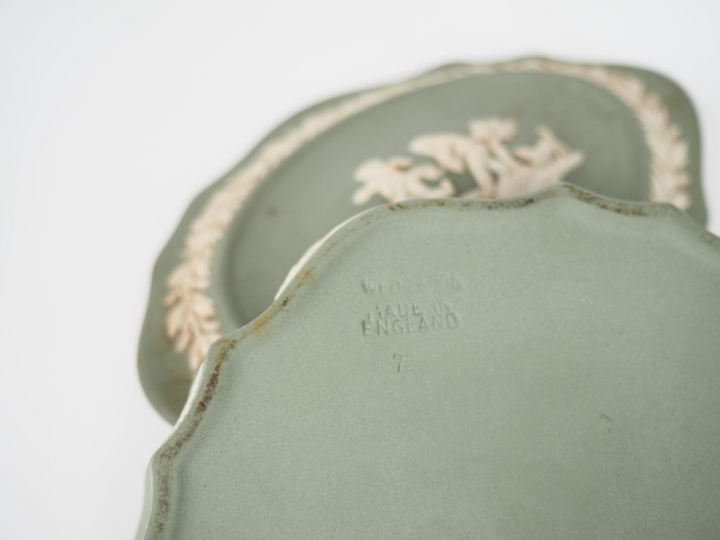 WEDGWOOD. Boîte couverte en biscuit à décor d'angelots et de feuillage