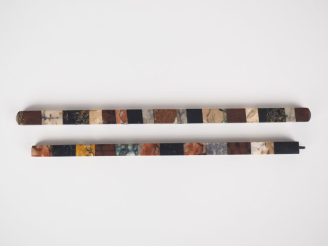 Vente aux enchères Deux règles XIXème constituées d'éléments de marbres polychromes. L. 2