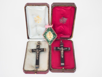 Vente aux enchères Deux crucifix en bois noirci et métal argenté dans leurs écrins gainés