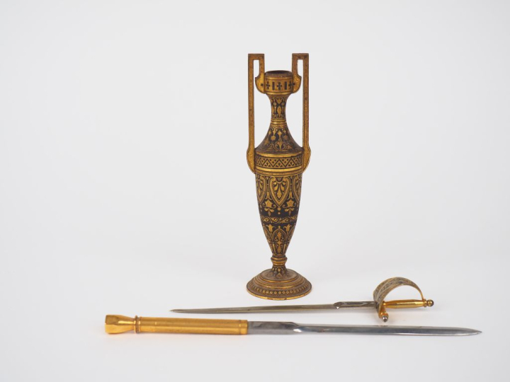 Presse papier ou soliflore Napoléon III en bronze doré et patiné brun 