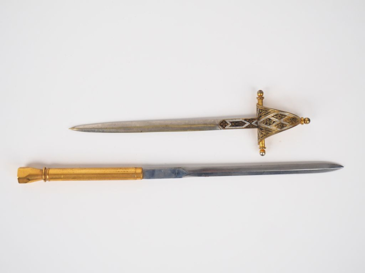Presse papier ou soliflore Napoléon III en bronze doré et patiné brun 
