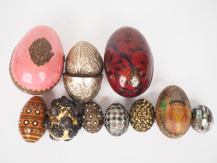 Collection de 10 boîtes en forme d'oeuf. H. de 5,5 à 15 cm.  (Usures, 
