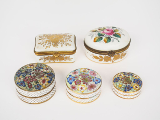 Vente aux enchères Deux boîtes à pilules en porcelaine de Paris à décor de fleurs polychr