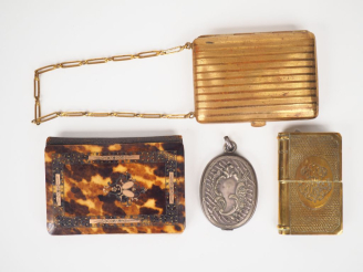 Vente aux enchères Lot comprenant :  - un  miroir de poche en argent. - un étui à briquet