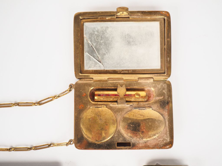 Lot comprenant :  - un  miroir de poche en argent. - un étui à briquet