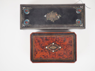 Vente aux enchères Coffret Napoléon III en bois noirci et marqueterie Boulle. Dim. 8 x 27