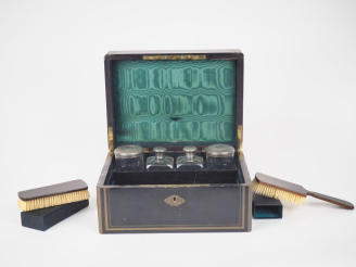 Vente aux enchères TAHAN à Paris. Coffret de voyage en bois noirci fileté de laiton, inté