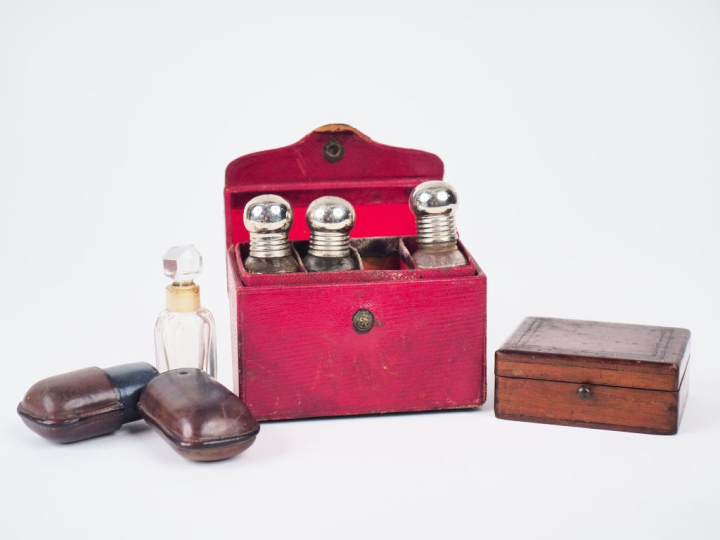 Lot comprenant :  - Un coffret à odeurs en cuir rouge contenant 3 flac
