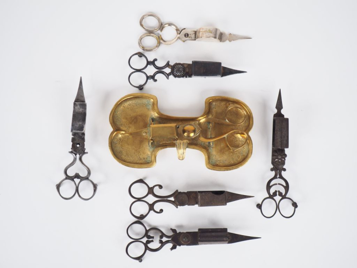 Ensemble de sept mouchettes anciennes en métal, métal argenté et laito