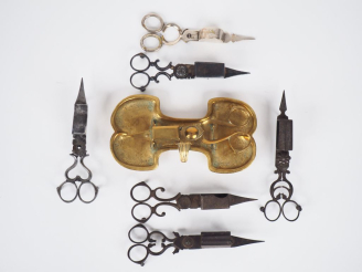Vente aux enchères Ensemble de sept mouchettes anciennes en métal, métal argenté et laito