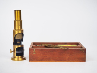 Vente aux enchères Microscope en laiton dans son coffret en acajou. H. 15 cm.