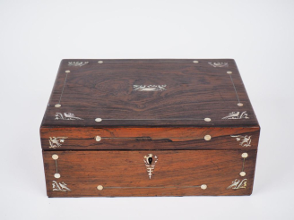 Vente aux enchères Coffret fin XIXème - début Xxème en palissandre à décor en marqueterie