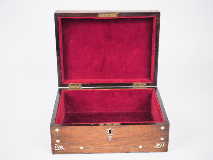 Coffret fin XIXème - début Xxème en palissandre à décor en marqueterie