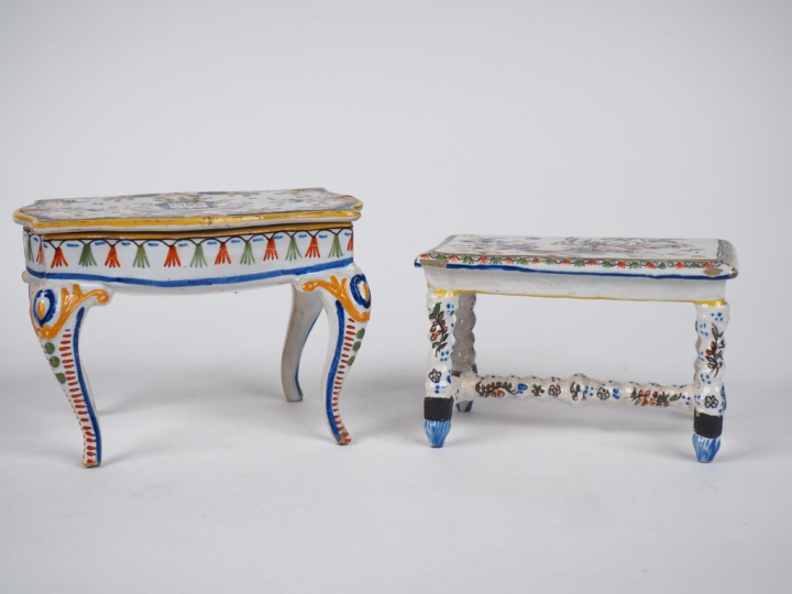 Mobilier de poupée en faïence polychrome figurant deux tables de milie