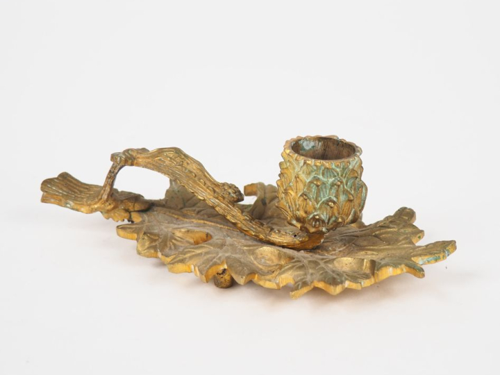 Passe-couloir 1900 en bronze en forme de chardon en fleur. Dim. 5 x 17