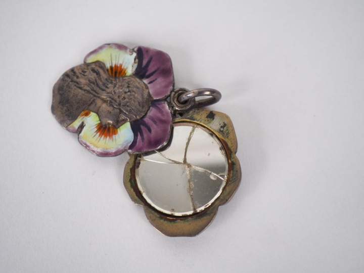 Pendentif Art Nouveau en métal argenté et émail polychrome figurant un