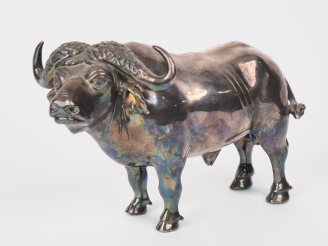 Vente aux enchères Sujet en argent fourré bas titre, "buffle". Signé. Poids tel. 618 g. D