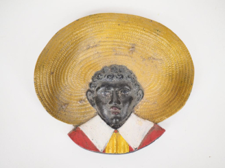 Vente aux enchères Cendrier début XXème en plomb polychrome figurant un jeune créole au c