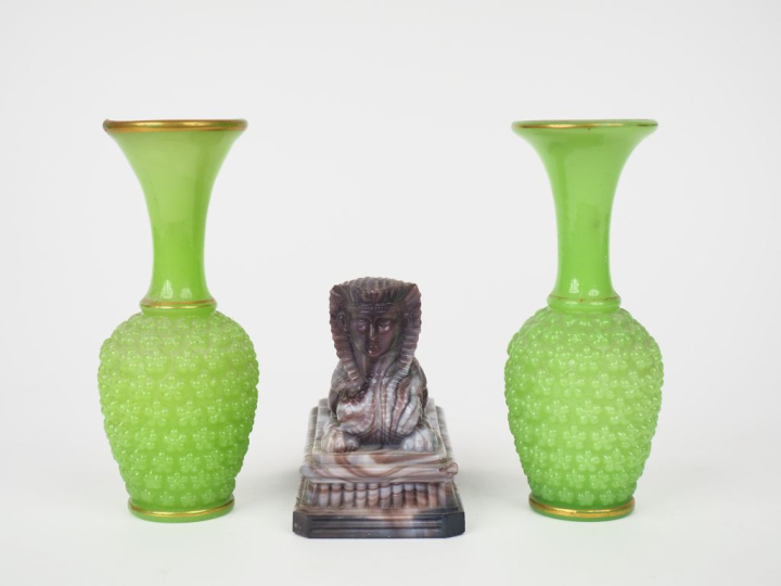 Paire de vases soliflores XIXème en opaline verte à décor de liserés d