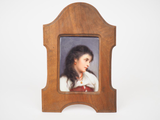Vente aux enchères Ecole française début XXème. "jeune fille au collier de perles rouges"