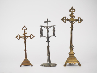 Vente aux enchères Trois différents crucifix anciens en bronze et bronze argenté.  H. de 