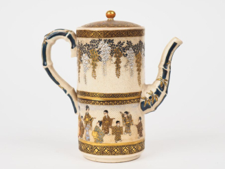Vente aux enchères Théière en faience de Satsuma, à décor émaillé et rehaussé d'or de mèr