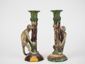 Vente aux enchères Paire de bougeoirs en céramique polychrome portugaise à décor en ronde