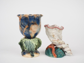 Vente aux enchères Deux petits vases fin XIXème - début XXème en céramique polychrome, l'