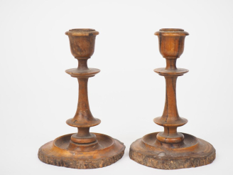 Vente aux enchères Paire de bougeoirs en olivier tourné en forme de balustre. H. 14 cm