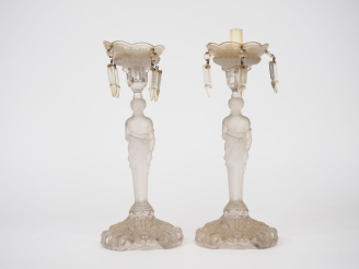 Vente aux enchères Paire de bougeoirs 1900 en verre moulé, le fût en forme de gaine. H. 3