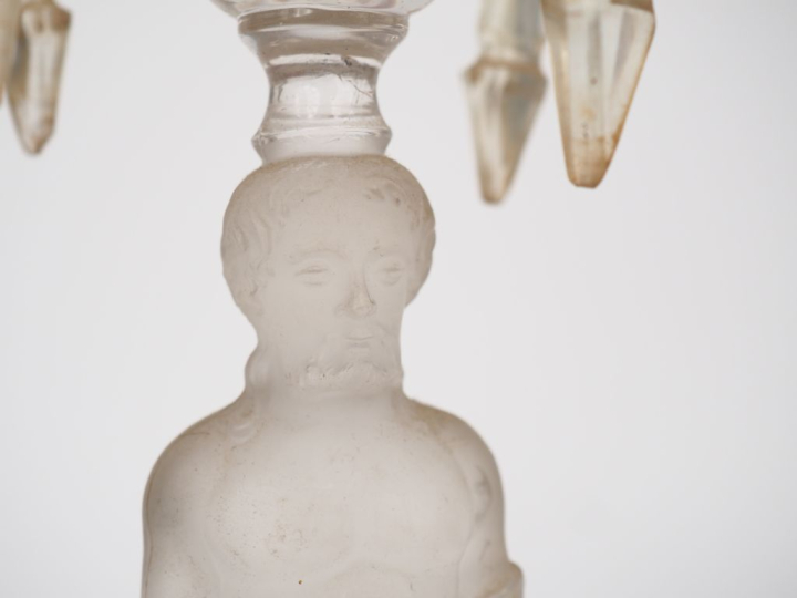 Paire de bougeoirs 1900 en verre moulé, le fût en forme de gaine. H. 3