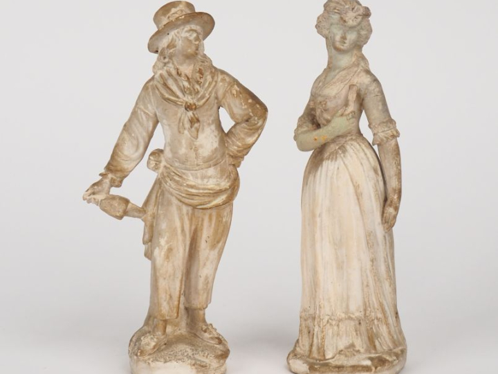Paire de sujets début Xxème en plâtre "élégants" H. 18 cm