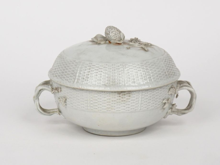 Petite soupière XIXème en porcelaine en forme de panier en osier tress