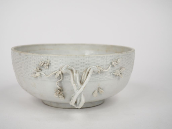 Petite soupière XIXème en porcelaine en forme de panier en osier tress