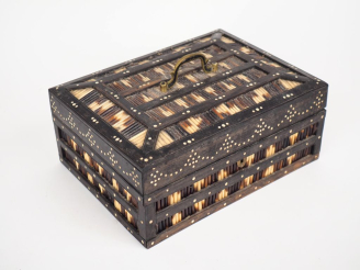 Vente aux enchères Coffret à bijoux fin XIXème début Xxème en épines de porc épic et ébèn