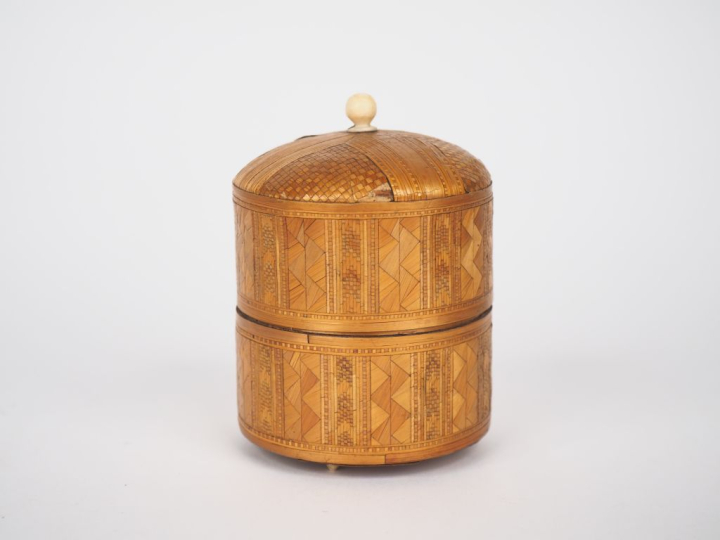 Boite à couture cylindrique XIXème en marqueterie de paille polychrome