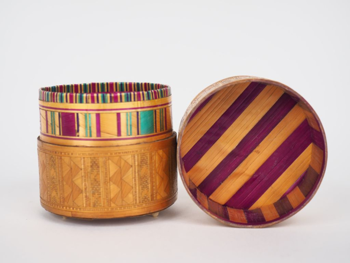 Boite à couture cylindrique XIXème en marqueterie de paille polychrome