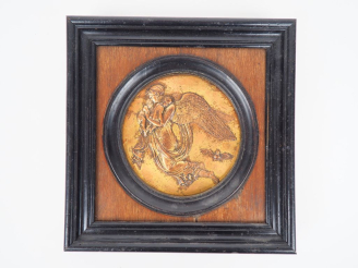 Vente aux enchères Plaque en métal cuivré fin XIXème. "Marchande d'amours". Diam.11,5 cm.