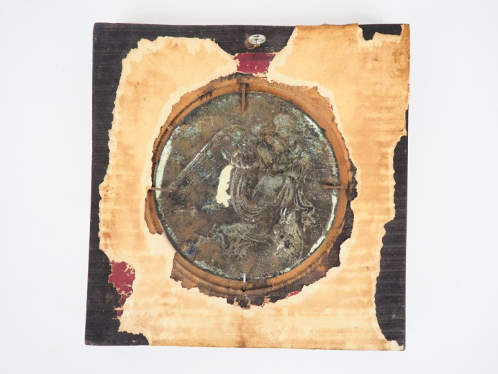 Plaque en métal cuivré fin XIXème. "Marchande d'amours". Diam.11,5 cm.