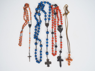 Vente aux enchères Ensemble comprenant :  - un chapelet en lapis lazzuli - deux chapelets