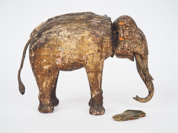 Sujet  en bois sculpté polychrome "Eléphant" (tête mobile)