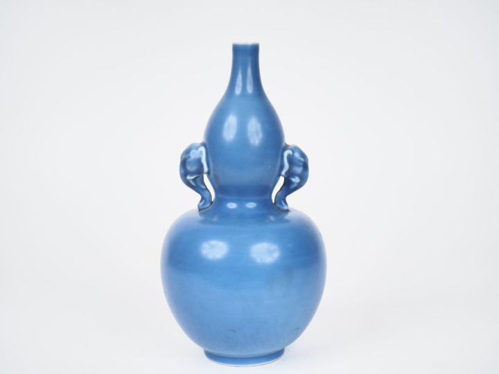 Vase double gourde en porcelaine bleue de Chine à décor de têtes d'élé