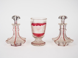 Vente aux enchères Paire de flacons en verre ou cristal moulé bicolore. On y joint un ver