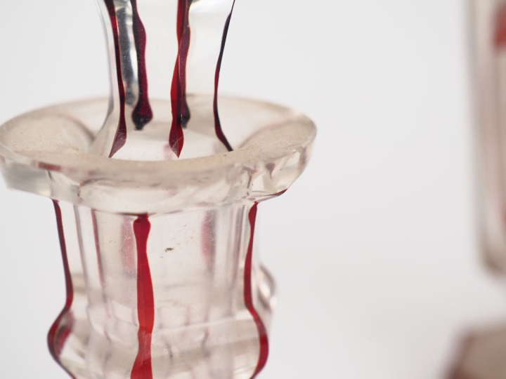 Paire de flacons en verre ou cristal moulé bicolore. On y joint un ver