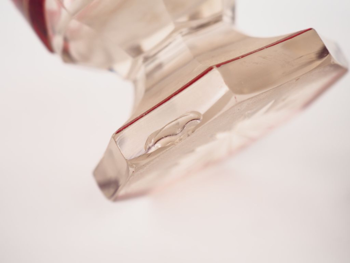 Paire de flacons en verre ou cristal moulé bicolore. On y joint un ver