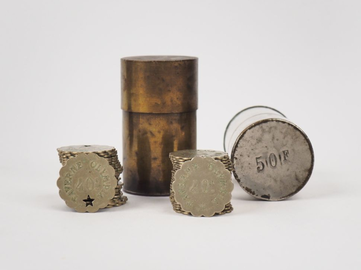 Deux étuis à monnaies contenant des jetons de tavernes.