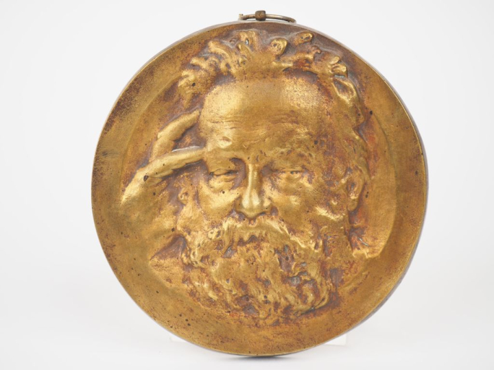 Plaque en tondo en bronze patiné figurant le portrait de Victor Hugo. 