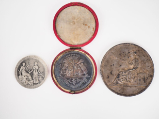 Vente aux enchères Médaille en argent 950 commémorant les 50 ans de mariage d'Alfred Baro