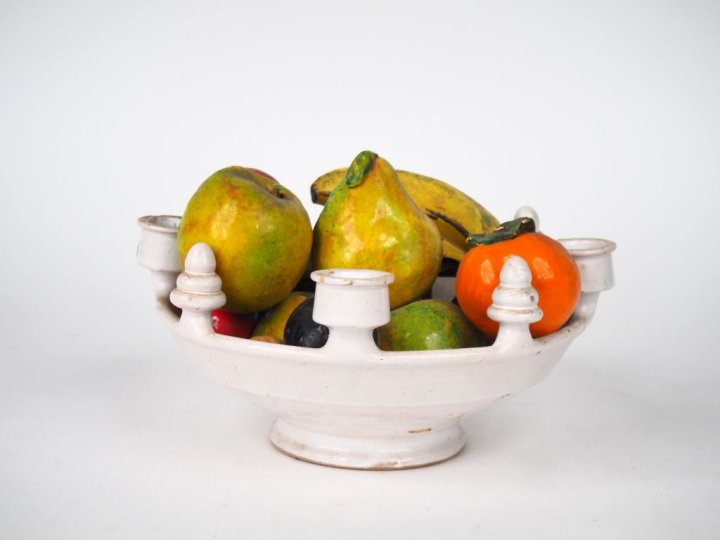 Vingt-et-un fruits en céramique et plâtre polychrome dans une coupe en