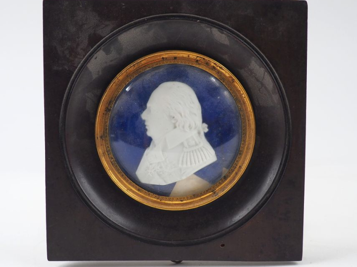 Miniature XIXème en biscuit, figurant un monarque, fond en verre bleut